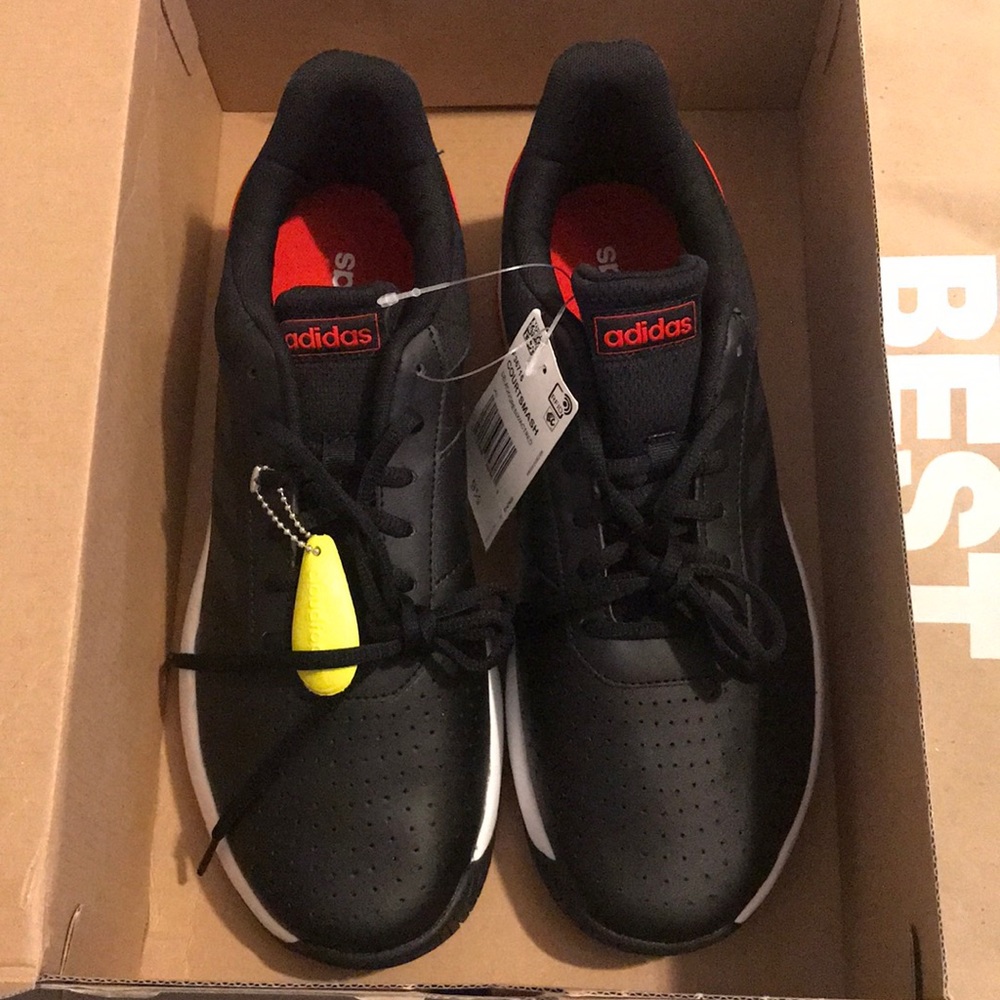 Tennis shoes